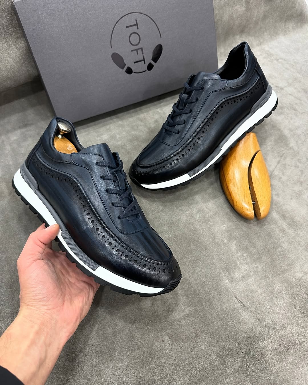 Side Eyelet Leather Casual Shoes
