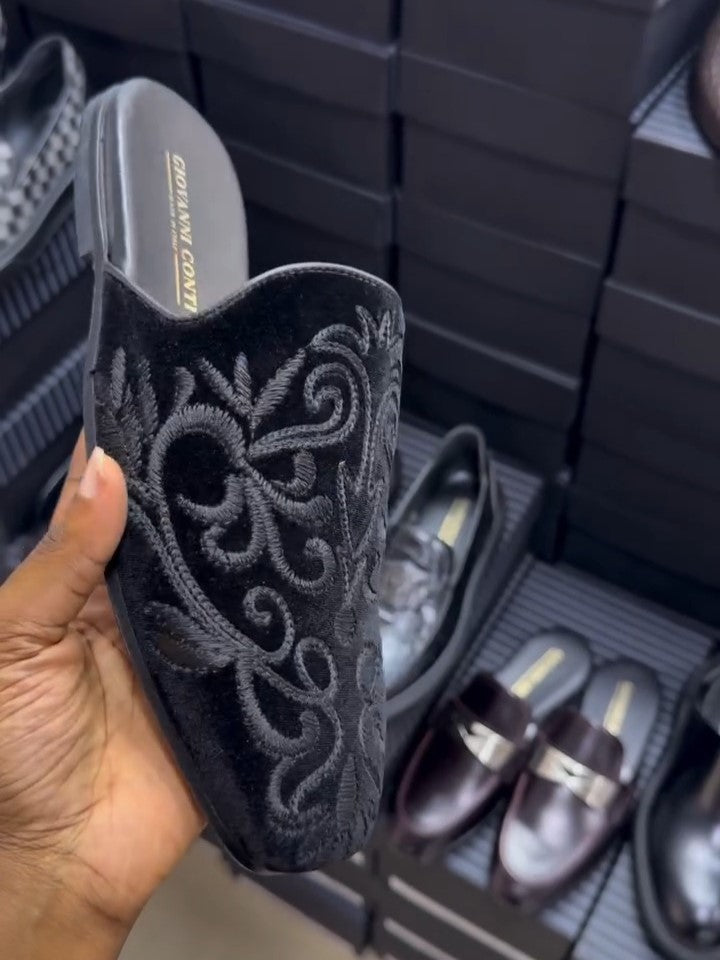 Exquisite Embroidery Black Slippers