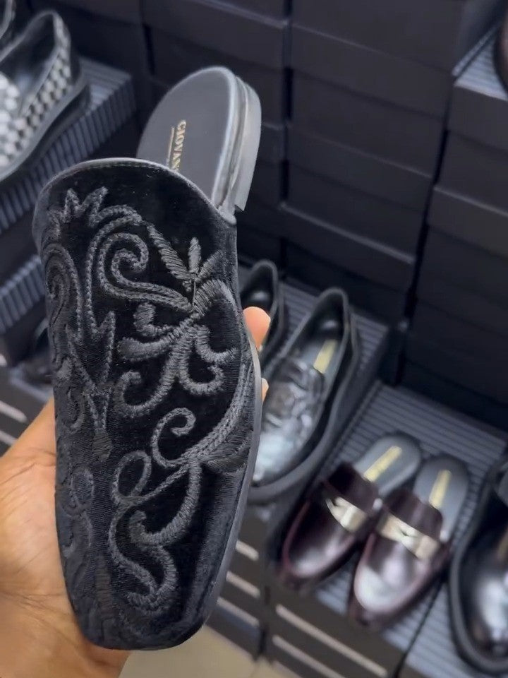 Exquisite Embroidery Black Slippers